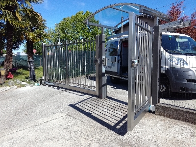 Cancello automatico e cancello pedonale con copertura trasparente