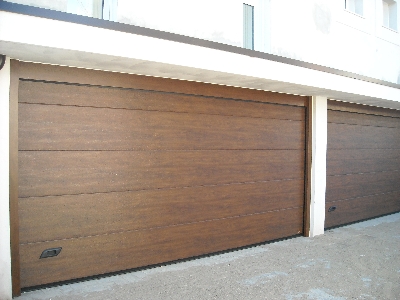 Portoni sezionali garage tinta legno