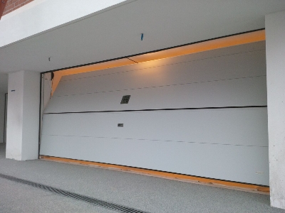 porta garage di grandi dimensioni